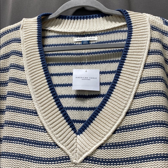 AE Big Hug V-Neck Sweater - M - Picture 3 of 8